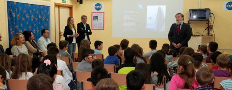 El ingeniero de la NASA Christopher Jacobs participa en un encuentro con escolares de Leganés