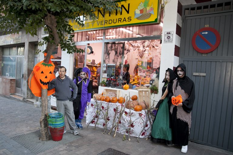 Establecimientos de La Fortuna celebraron Halloween con una nueva acción comercial del Ayuntamiento