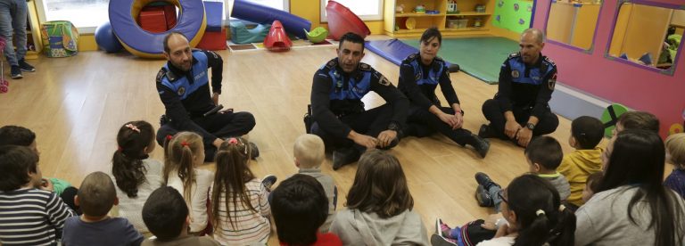 La Unidad Canina de Policía Local de Leganés visita la Ludoteca La Casita