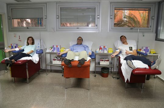 Santiago Llorente Victoria Pavon y Martin Mantovani donan sangre