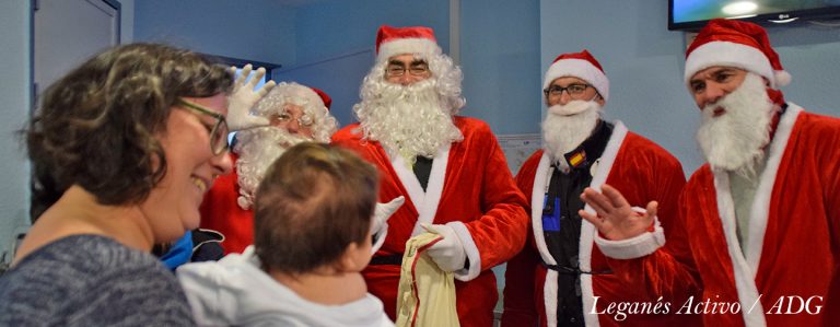 Papa Noel felicita la Navidad a los pacientes del Hospital Severo Ochoa