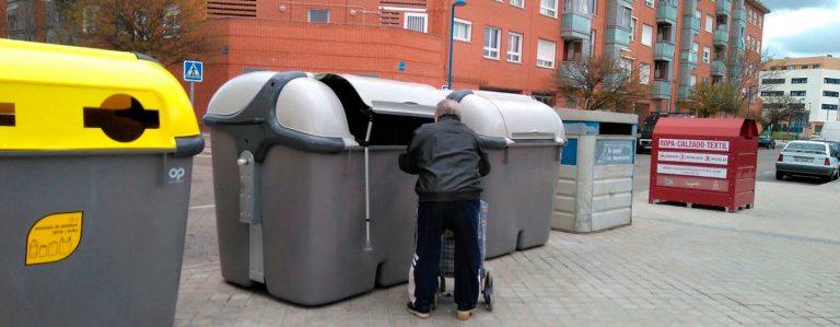 La FLAVV insiste en la falta de pedales de los cubos de basura: 415 días sin instalarse