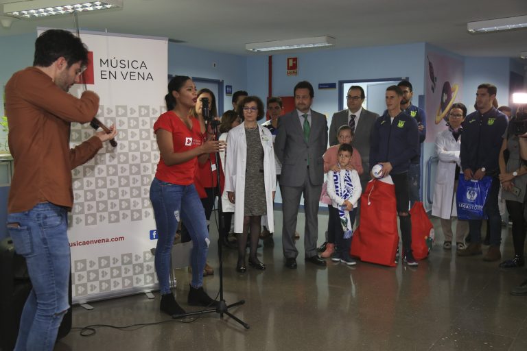 Los jugadores del CD Leganés visitan el Hospital Severo Ochoa con José Asunción y Nía Correia