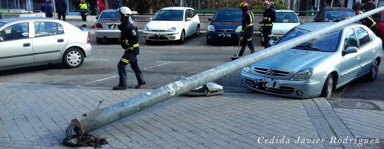 Una farola cae sobre un coche en el barrio Zarzaquemada de Leganés
