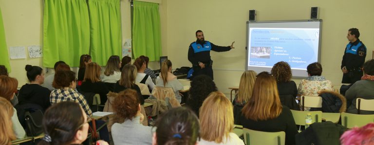 Policía Local de Leganés imparte un curso contra el bullying a 40 monitoras de comedores escolares