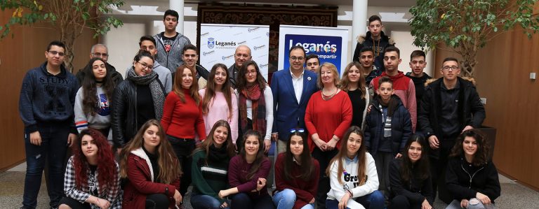 Santiago Llorente recibe a alumnos y profesores de Egaleo (Grecia), primera ciudad hermanada con Leganés