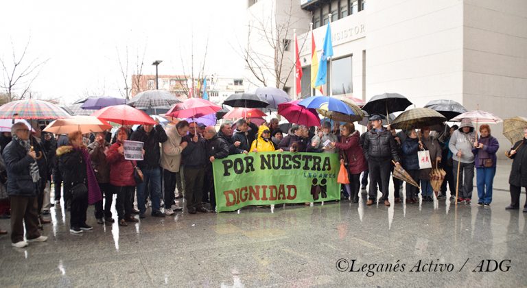 Decenas de pensionistas se congregan frente al Ayuntamiento de Leganés
