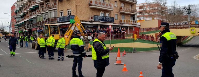 Un pequeño hundimiento de calzada en la calle Santa Rosa corta el tráfico en Leganés