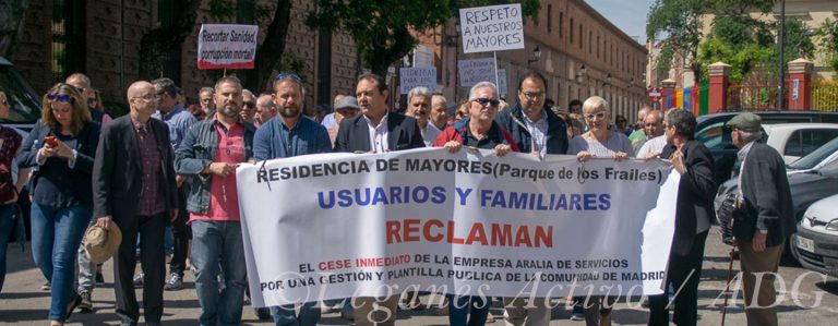 Centenares de personas protestan contra la situación de la Residencia Parque de Los Frailes
