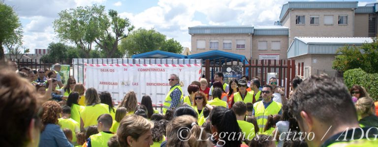 Decenas de personas protestan por la situación del CEIP Miguel de Cervantes de Leganés