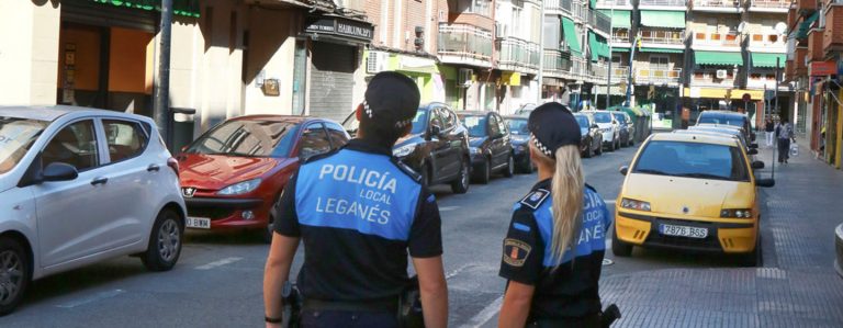 Detenidos dos ladrones que atracaron a un taxista con una botella rota