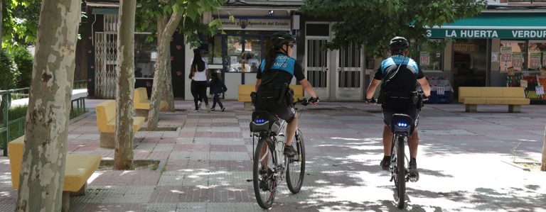 Tres nuevas bicicletas mejorarán el trabajo de Policía Local en parques, piscinas, zonas interbloques y en programas educativos