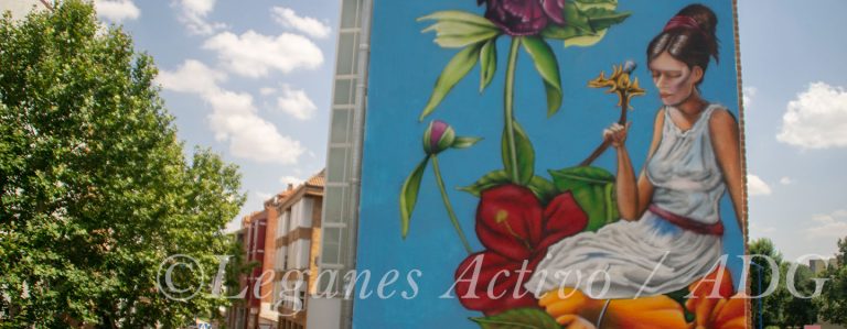Sonsione, artista urbano de Leganés, decora San Nicasio con el mural «Floreciendo»