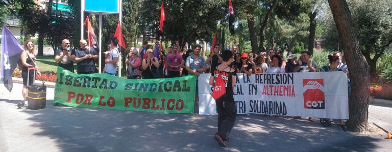 Decenas de personas apoyan a la delegada sindical CGT sancionada por Althenia