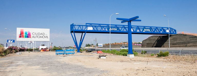 Una gran pasarela peatonal conecta la Ciudad del Automóvil con Puerta de Fuenlabrada de Leganés