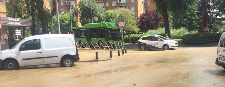 Una tubería rota del Canal Isabel II inundan varias calles en Zarzaquemada