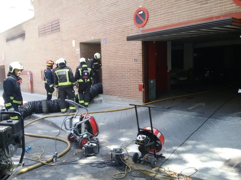 Varios coches afectados en un incendio de un garaje en Leganés