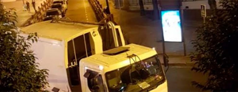 Un camión de basura atascado por las talanqueras bloquea la calle Getafe de Leganés
