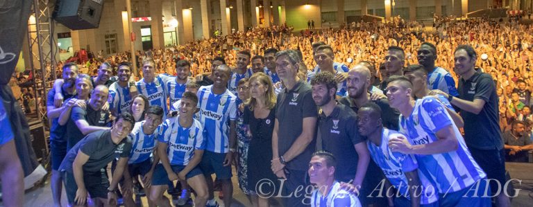 El CD Leganés presenta su plantilla ante la afición en las Fiestas de Leganés