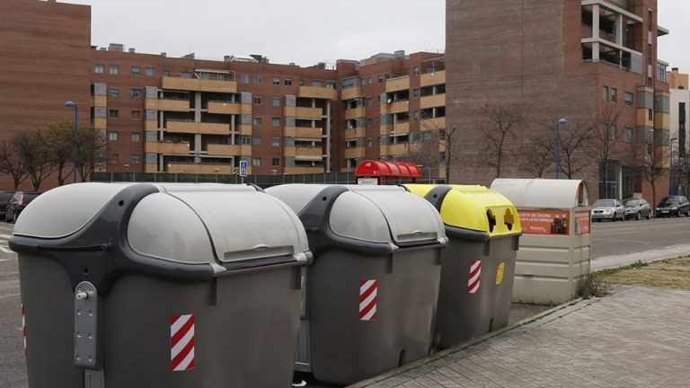 Junio sin pedal en los cubos de basura