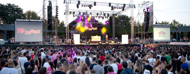 Prohiben la entrada de envases de vidrio, latas o botellas de plástico sin abrir a la zona de conciertos durante las fiestas