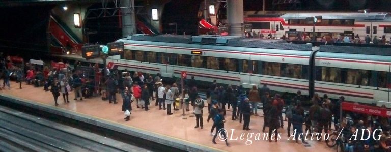 Dos averías de trenes en la C5 en menos de 24 horas producen aglomeraciones en vagones y andenes