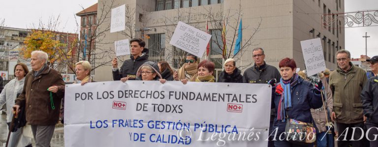 Casi un centenar de personas se manifiestan por la dignidad en las residencias de mayores