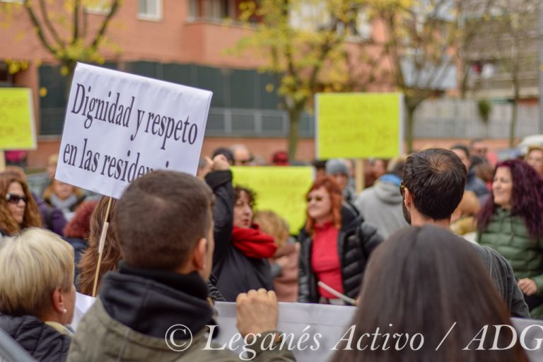 Decenas de familiares protestan contra la falta de medios en la residencia de mayores de Leganés Norte