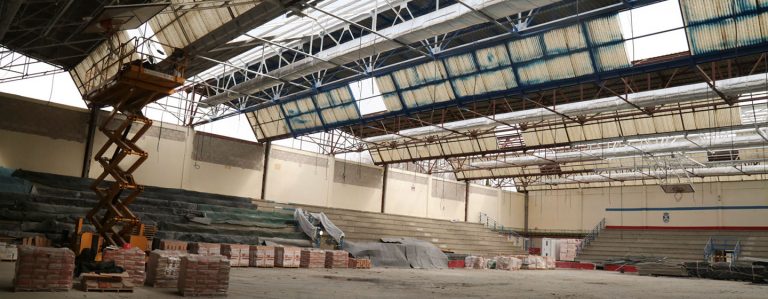 Comienza la retirada de las planchas de fibrocemento en las obras del polideportivo Manuel Cadenas