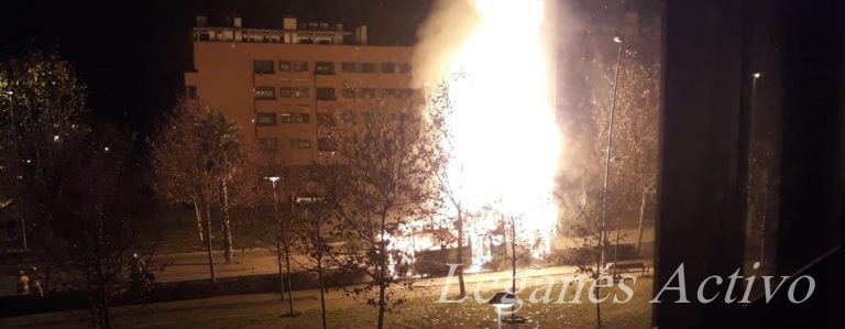 Un autobús en llamas despierta al barrio de San Nicasio, Leganés