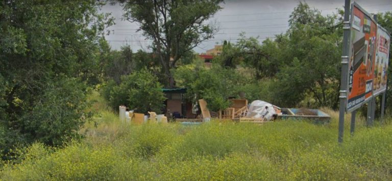 Una familia sin hogar abre el debate por el auge de las chabolas