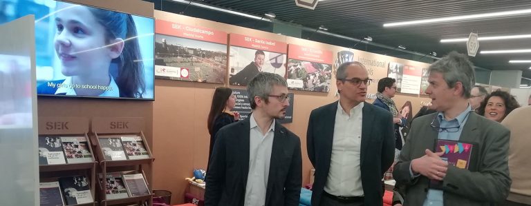 Los alumnos del IES Luis Vives de Leganés realizan exposiciones con motivo de la Feria de Colegios