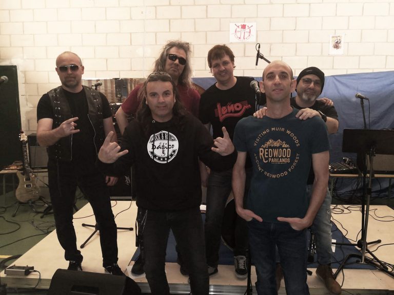 Básico hace vibrar a los más pequeños con su rock