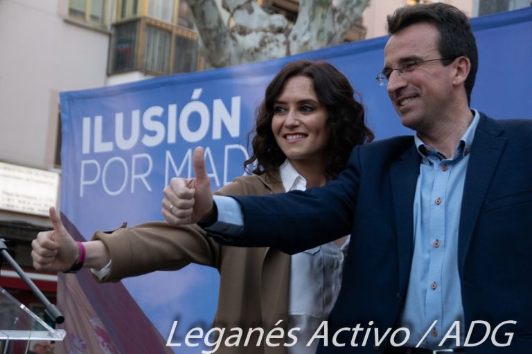 Díaz Ayuso (PP) promete reabrir las urgencias de La Fortuna en una visita centrada en el comercio