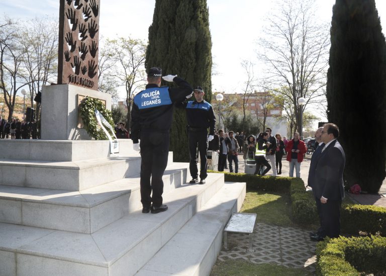 Leganés recuerda a las víctimas del atentado del 11-M y al GEO fallecido en Leganés Norte