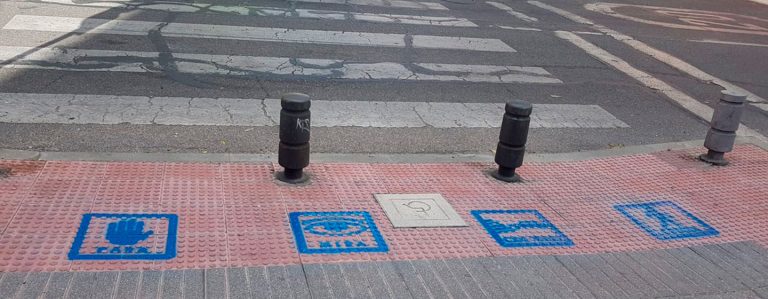 El Ayuntamiento de Leganés señaliza con pictogramas los pasos de cebra de los colegios con aula TEA