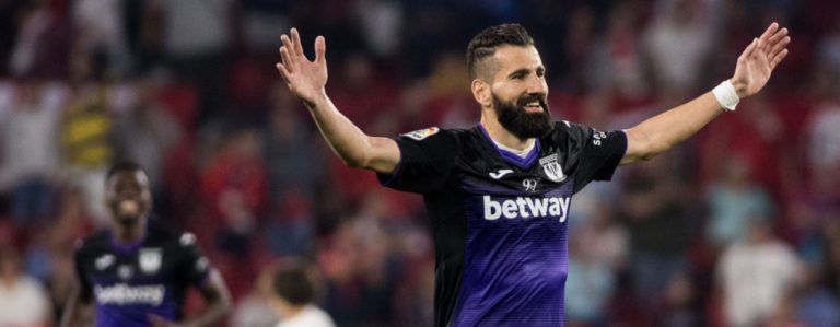 Fútbol: El Lega golea al Sevilla (0-3) y certifica la permanencia
