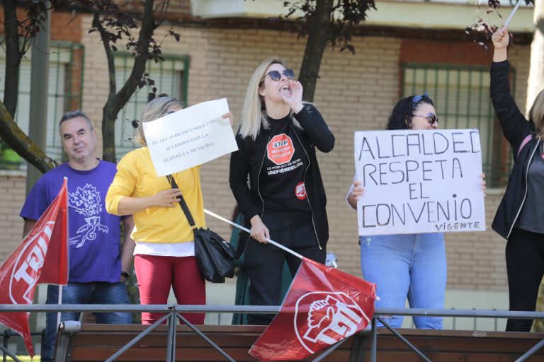 Trabajadores municipales se manifiestan frente a la toma de posesión del nuevo Gobierno de Leganés