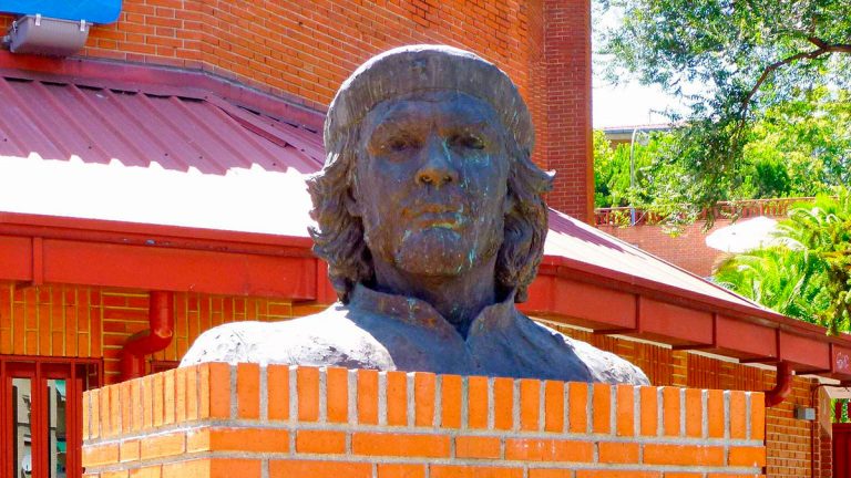 El Gobierno de Leganés valora sancionar a quienes vandalizaron el busto del Ché Guevara