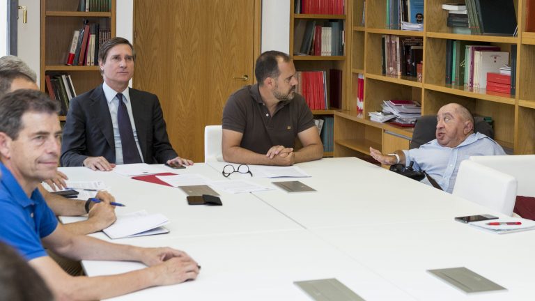 La Comunidad se reúne con las peñas del Rayo para explicarles el acuerdo de cesión del estadio de Vallecas