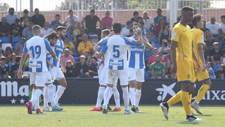 Fútbol | Crónica: El CD Leganés engrasa la máquina frente al Alcorcón (3-0)