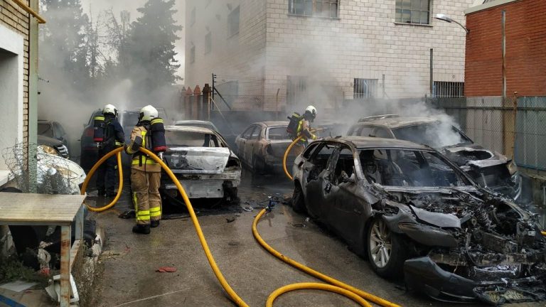 Nueve coches calcinados en una nave industrial de Leganés