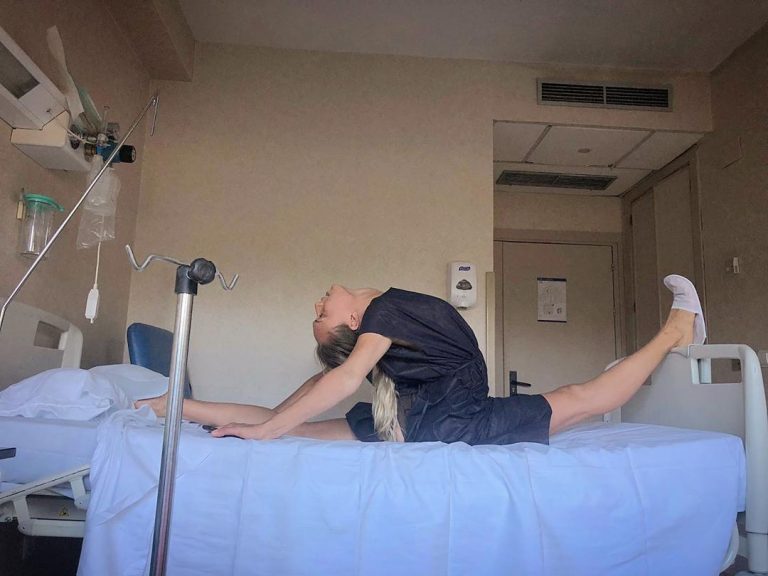 Adelina Fominykh sale con éxito de su operación de rodilla