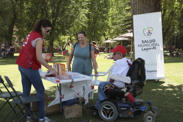 La AECC y Cruz Roja alertan de los peligros del sol en una campaña en Leganés