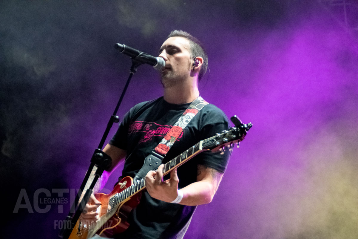 Iván, vocalista de Control de Gravedad durante el concierto en Leganés