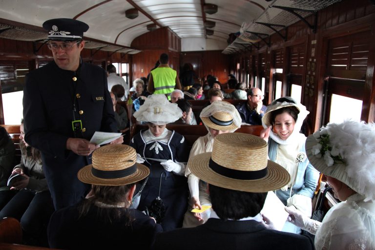Vuelve el Tren de la Fresa: viaja a Aranjuez de época