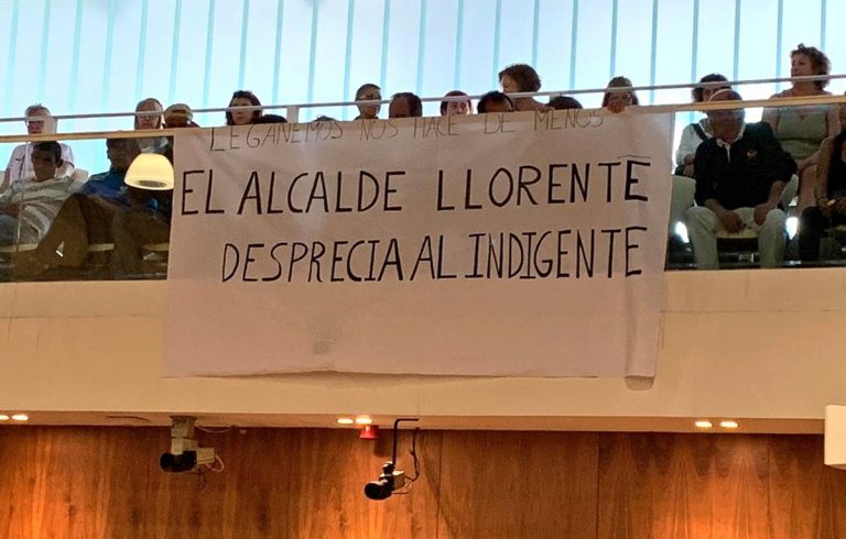 Identificado un asesor del PP en la protesta de los usuarios del comedor Paquita Gallego