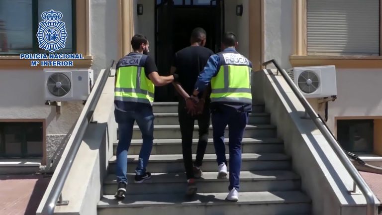 La Policía Nacional detiene a un hombre por retener y atracar a menores en el Metro