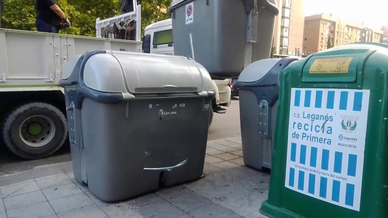 Leganés ya tiene cubos de basura con pedal