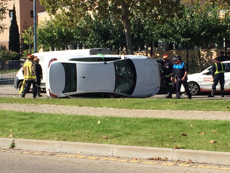 Un coche pierde el control y vuelca en la calzada en Arroyo Culebro